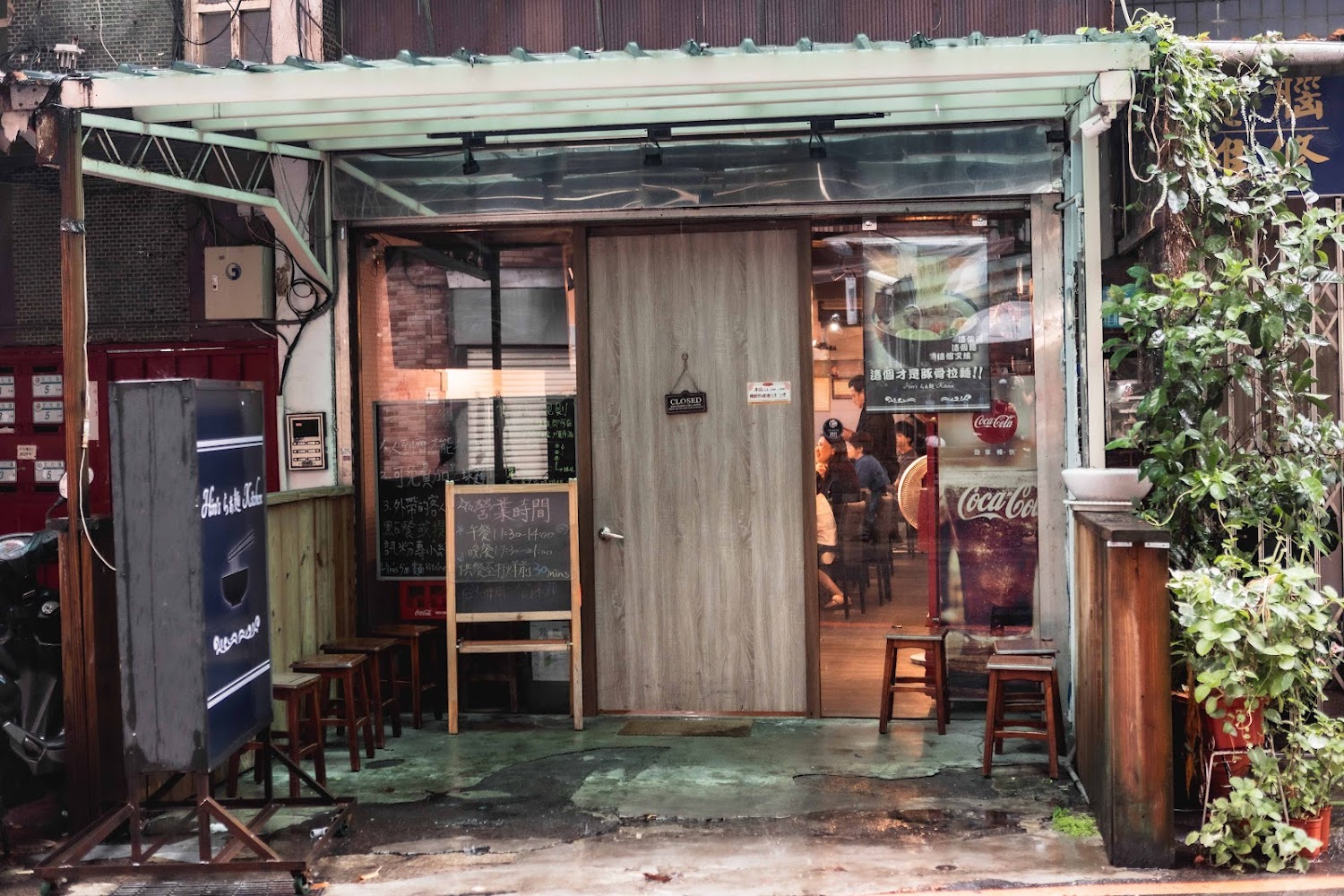 Hiro'sらぁ麵Kitchen新店店外觀與門口板凳