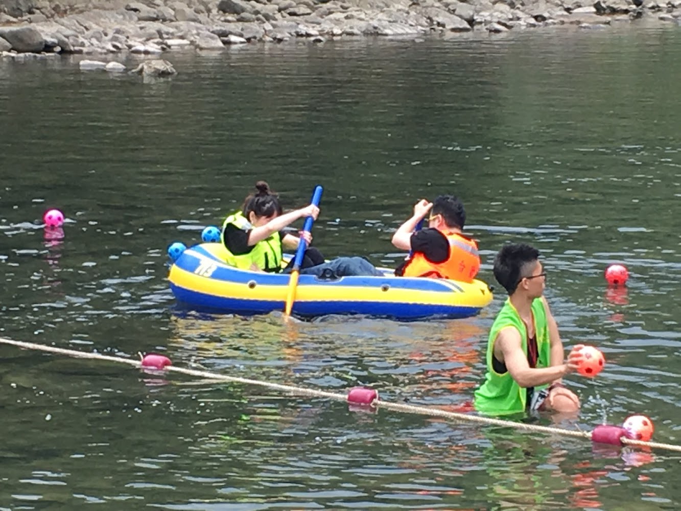 兩人在橡皮艇上划船與水中活動畫面