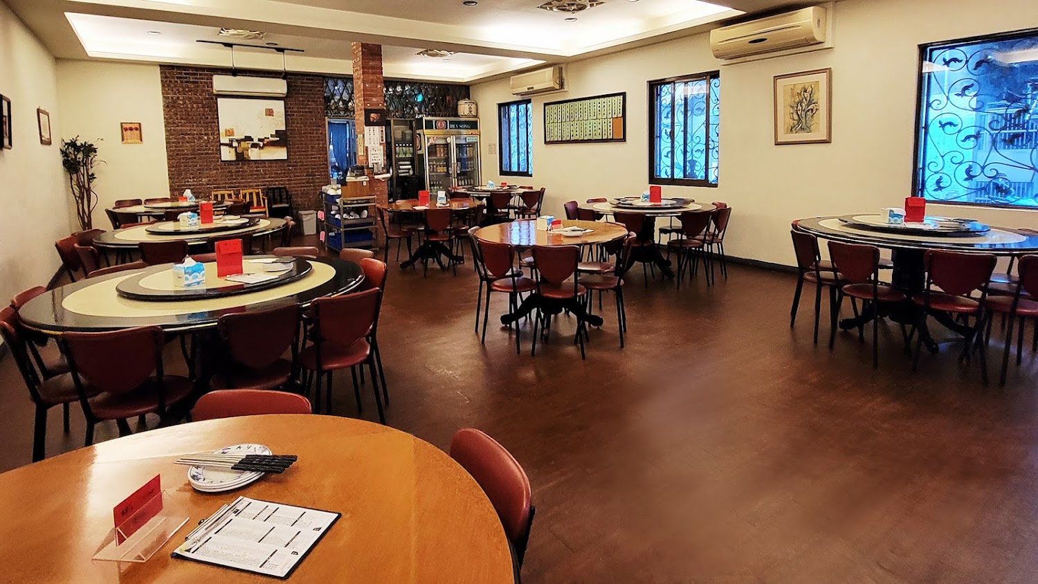 古厝家常菜室內用餐空間，圓桌與紅椅整齊排列