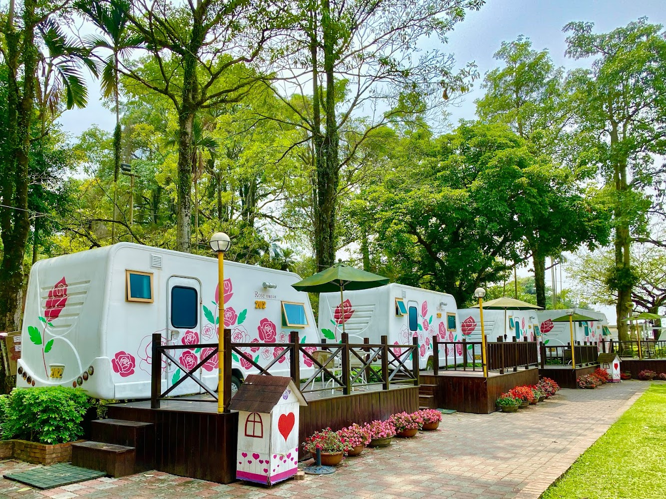 彩繪露營車與花園環境