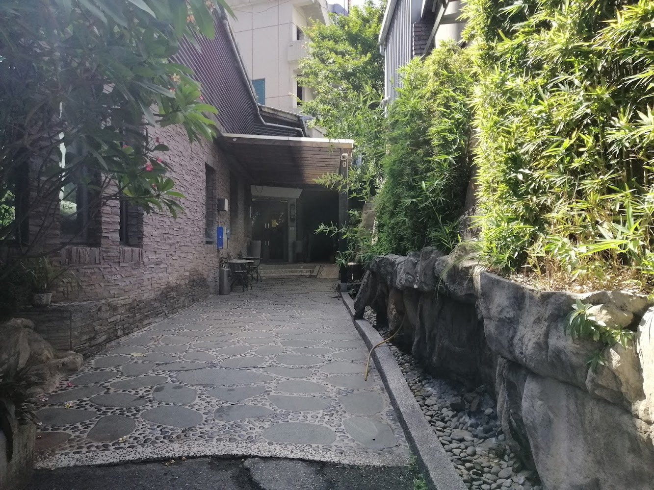 山樂溫泉石板小徑與竹林綠意