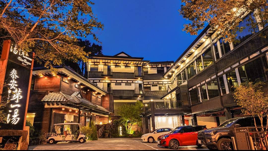 夜晚日式風飯店外觀