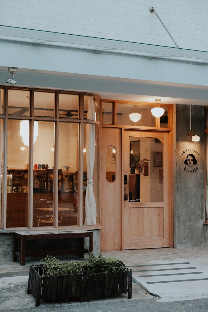 薄荷巴黎 Coffee House 外觀，木質門窗與盆栽營造溫馨感