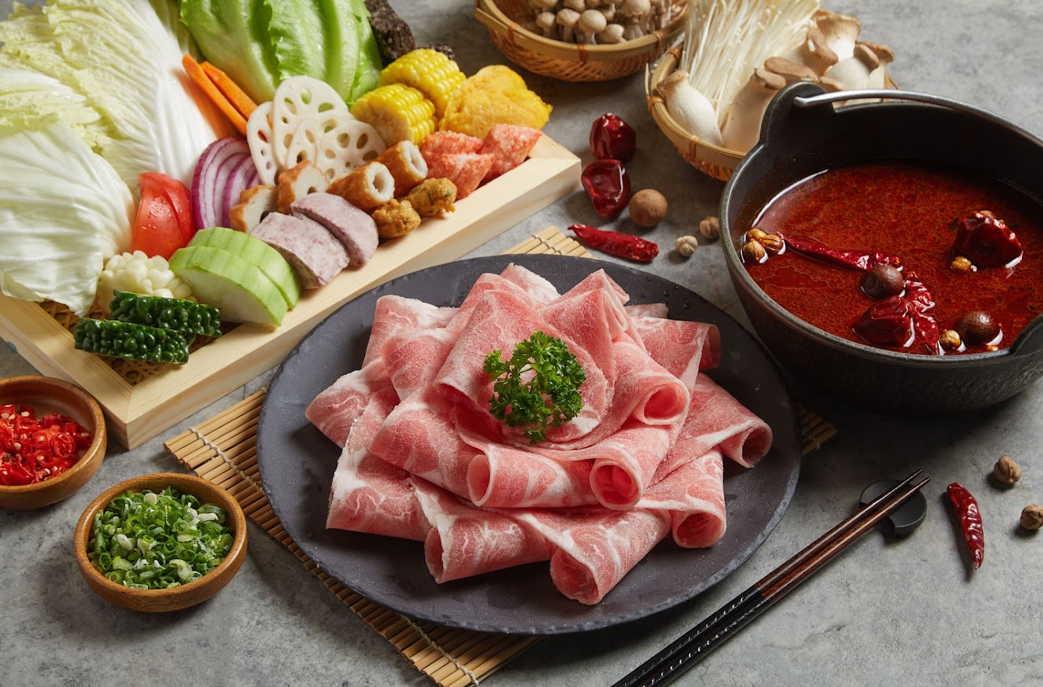 築間幸福鍋物新莊中正店肉盤與菜盤