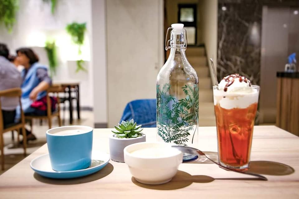 飲品與桌邊擺設呈現咖啡館風格