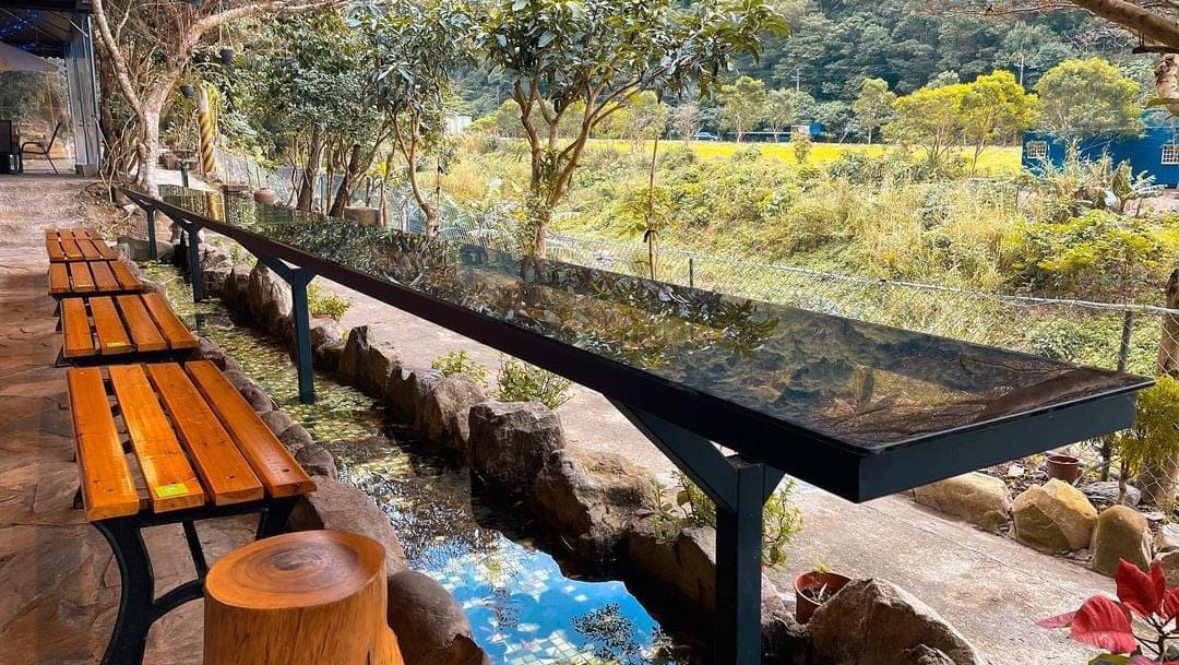 流水森林戶外木桌椅與溪流景色