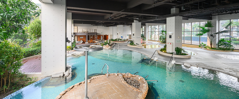 礁溪長榮鳳凰酒店室內溫泉設施，採光明亮、池區寬敞