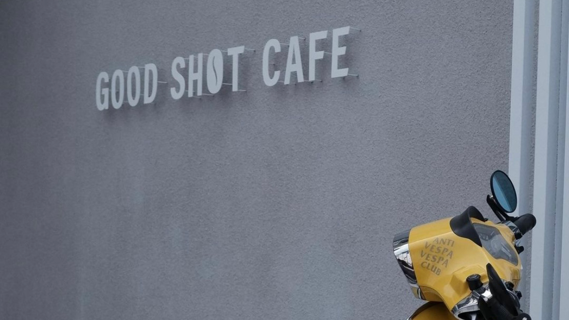 GOOD SHOT CAFE 灰色牆面與黃色機車