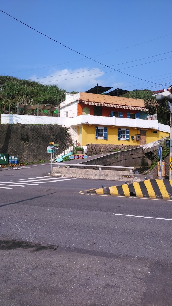金山跳石沒有名字的咖啡店外觀,黃色與藍色建築相當醒目