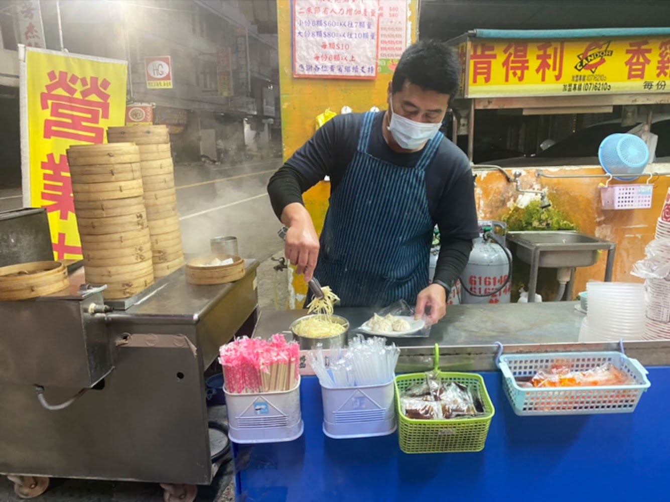 燕巢手工湯包老闆在攤位前準備餐點