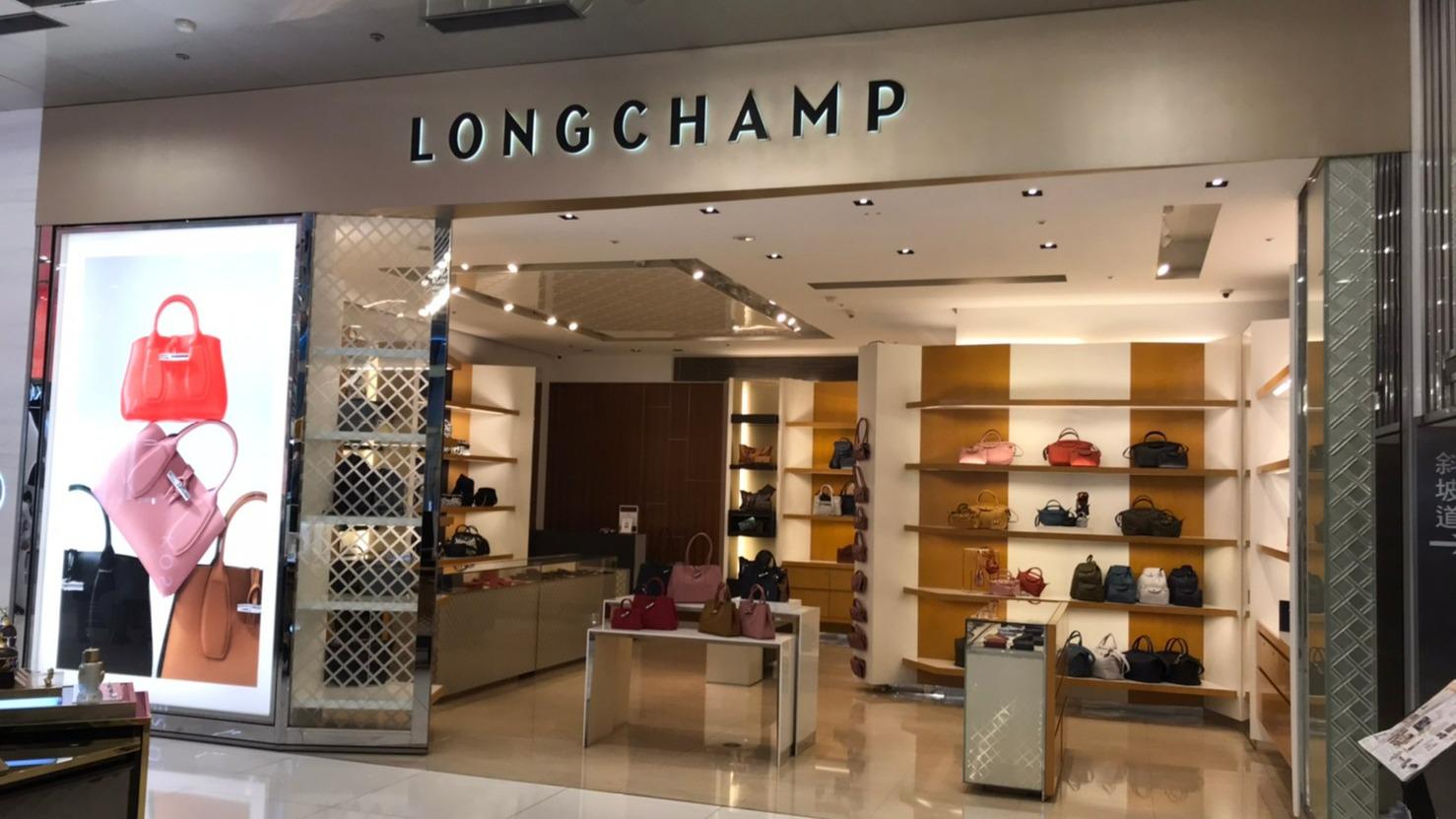 Longchamp 台中三民店展示多種顏色與款式的手提包