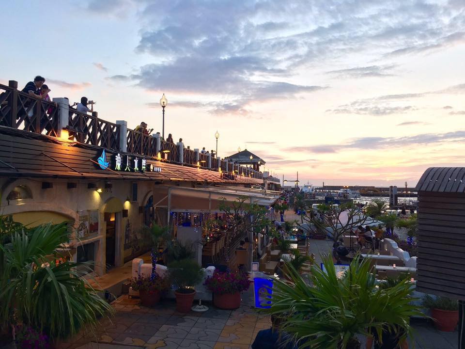 海邊餐廳及戶外休憩區欣賞夕陽