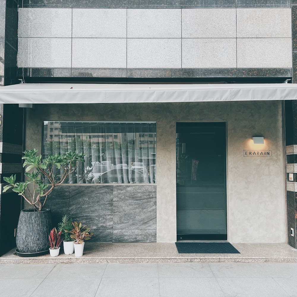 CRATAIN 搖籃山店面外觀，裝潢簡約現代，門口有植栽點綴