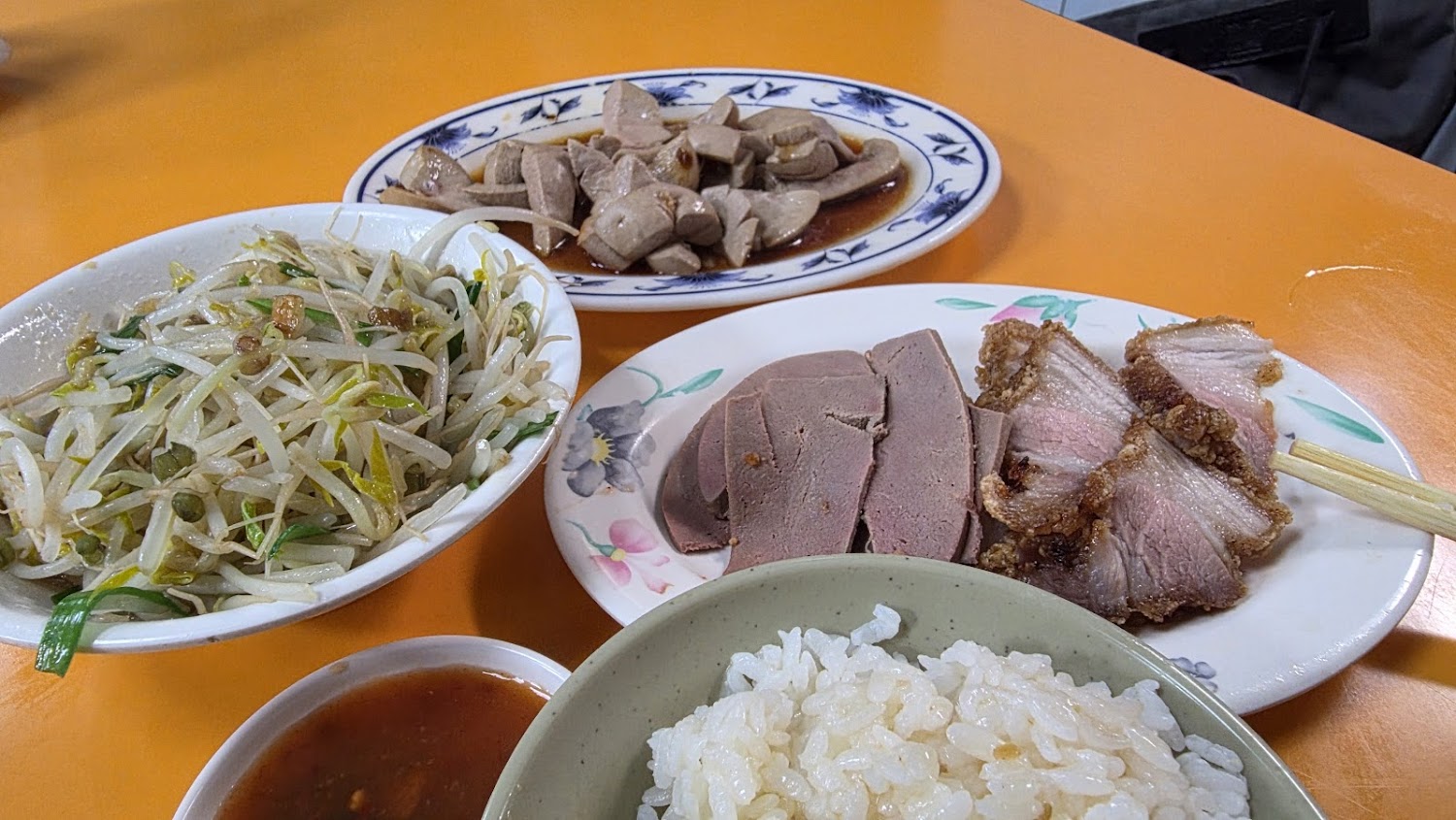 賣麵炎仔黑白切與白飯紅燒肉小菜拼盤