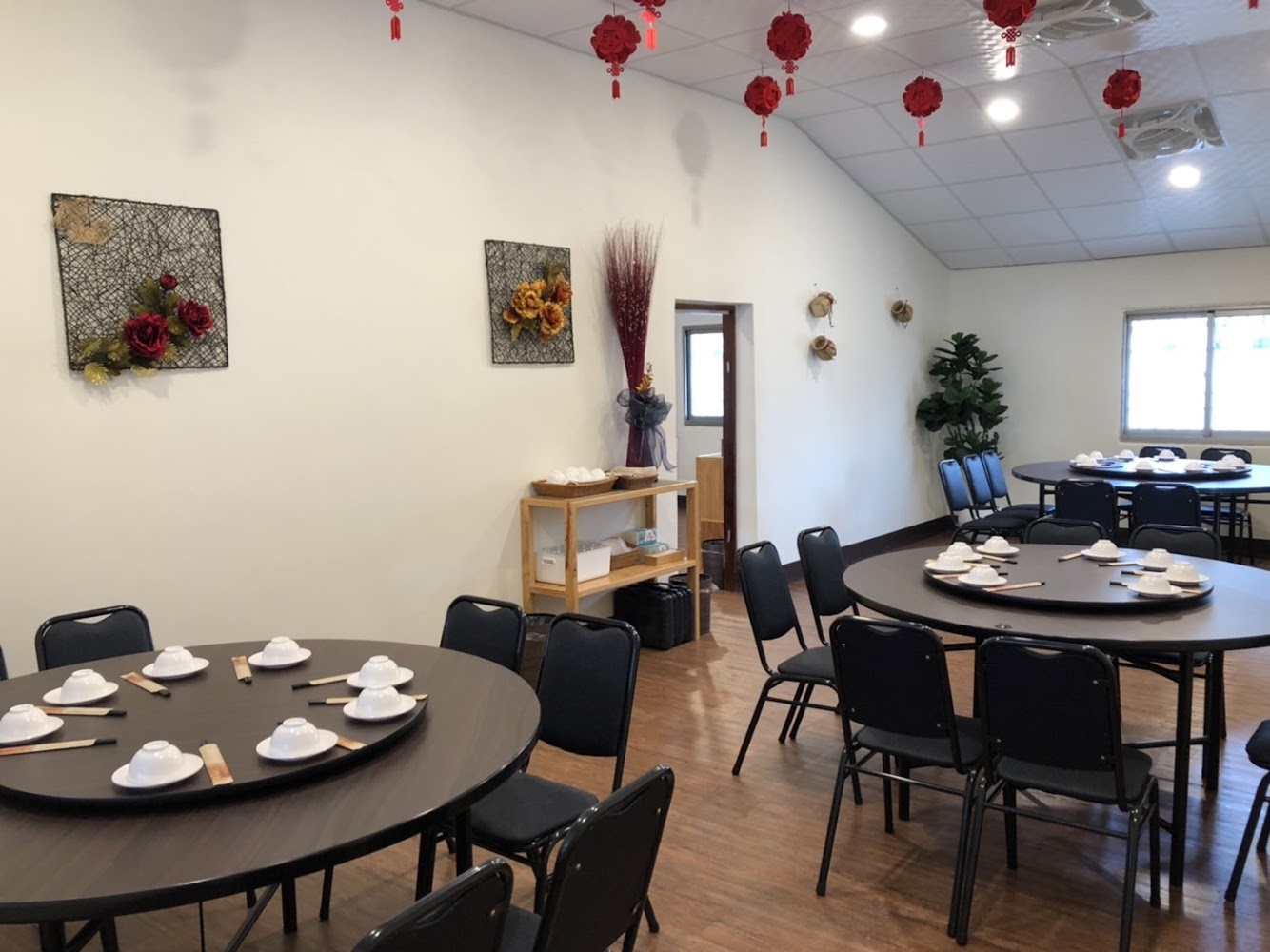 雲林古早厝餐廳整潔明亮的中式用餐空間與圓桌