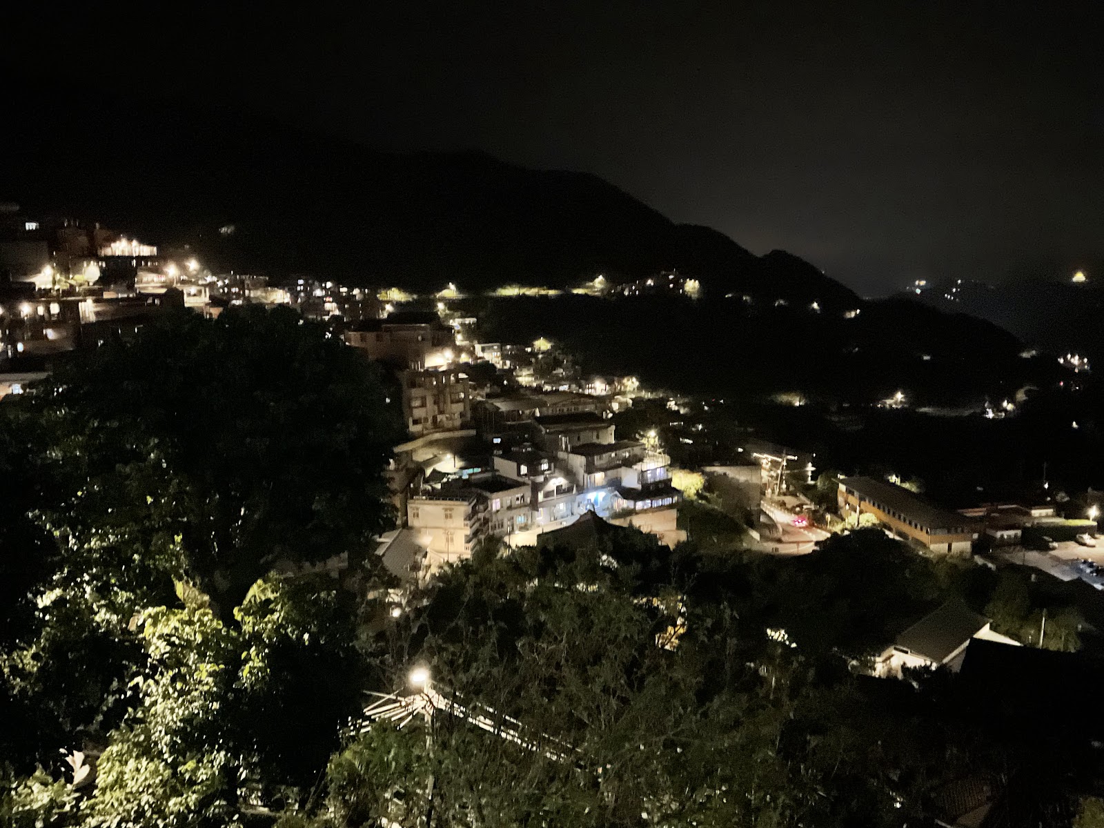 九份老街夜景，俯瞰山腰間萬家燈火與港灣夜色