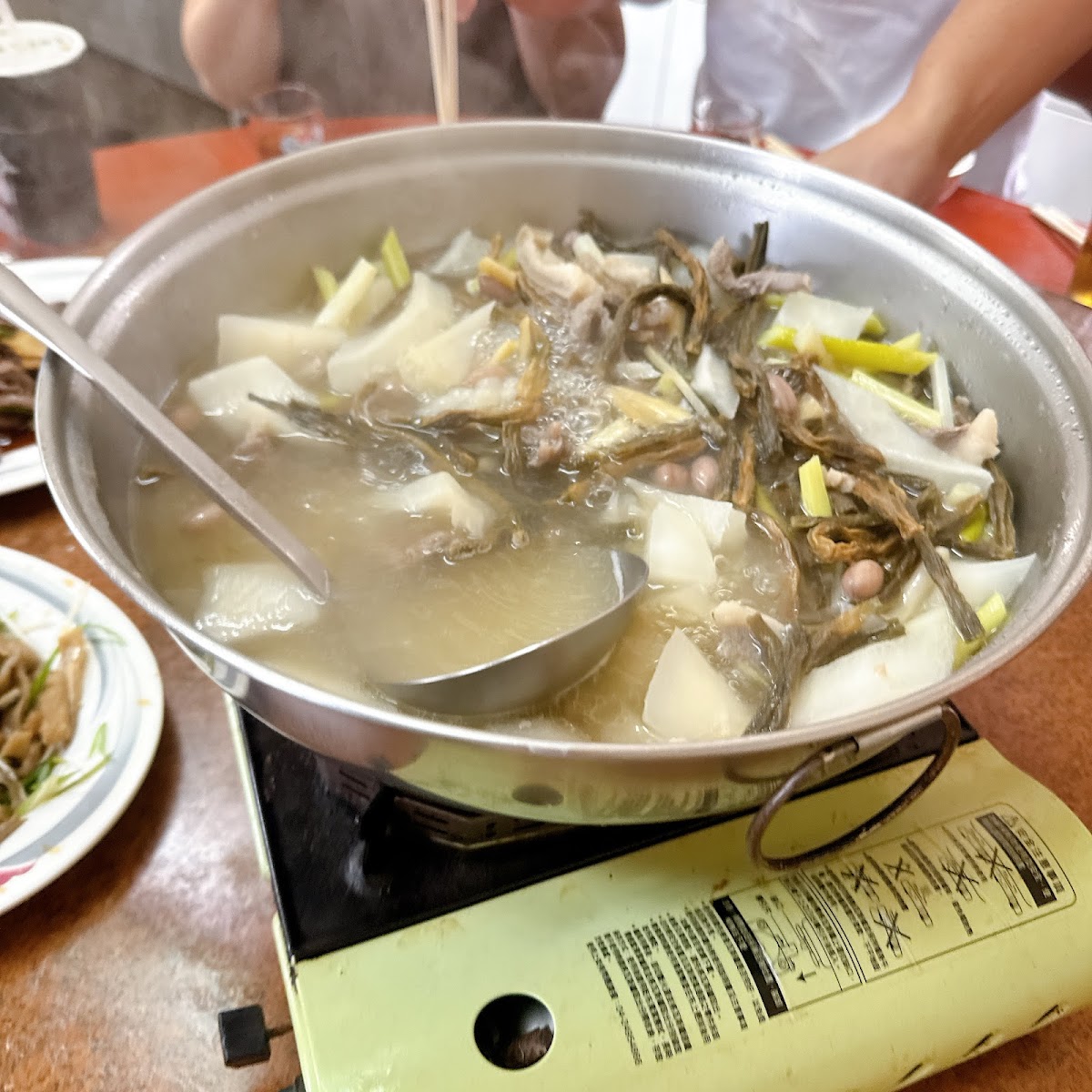隨意吃土羊料理店卡式爐羊肉爐，白蘿蔔羊肉蔥段