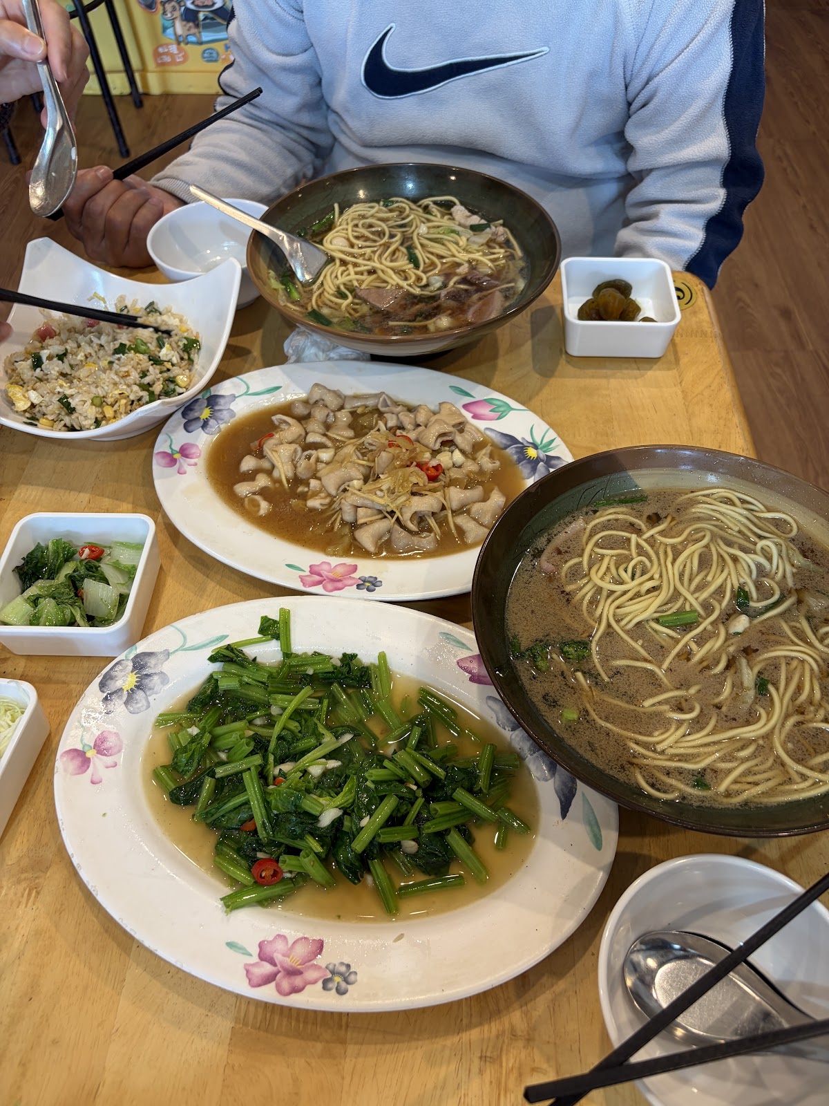 阿聰師什錦麵一桌豐盛料理，包含湯麵、炒飯、薑絲豬肚、炒空心菜