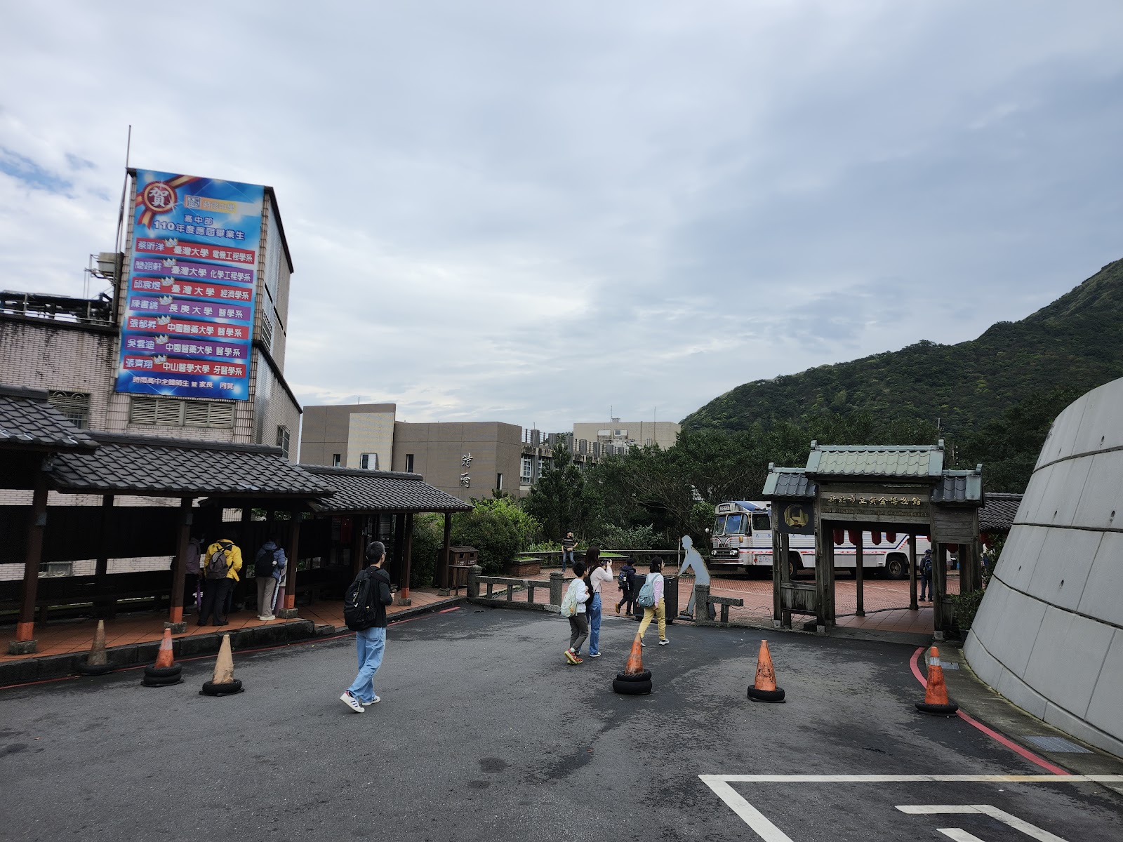 黃金博物館入口廣場，遊客在石碑牌匾前留影