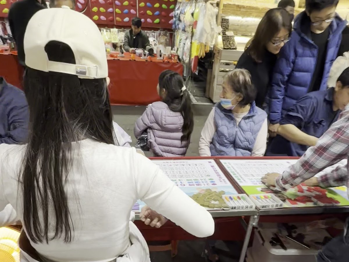 台南花園夜市家庭遊戲攤，親子同樂溫馨場面
