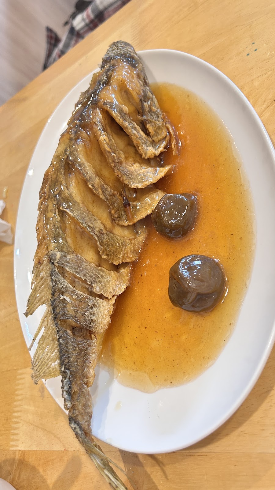 阿聰師梅子鮮魚，整條酥炸溪魚配橘紅色梅子醬汁與黑梅