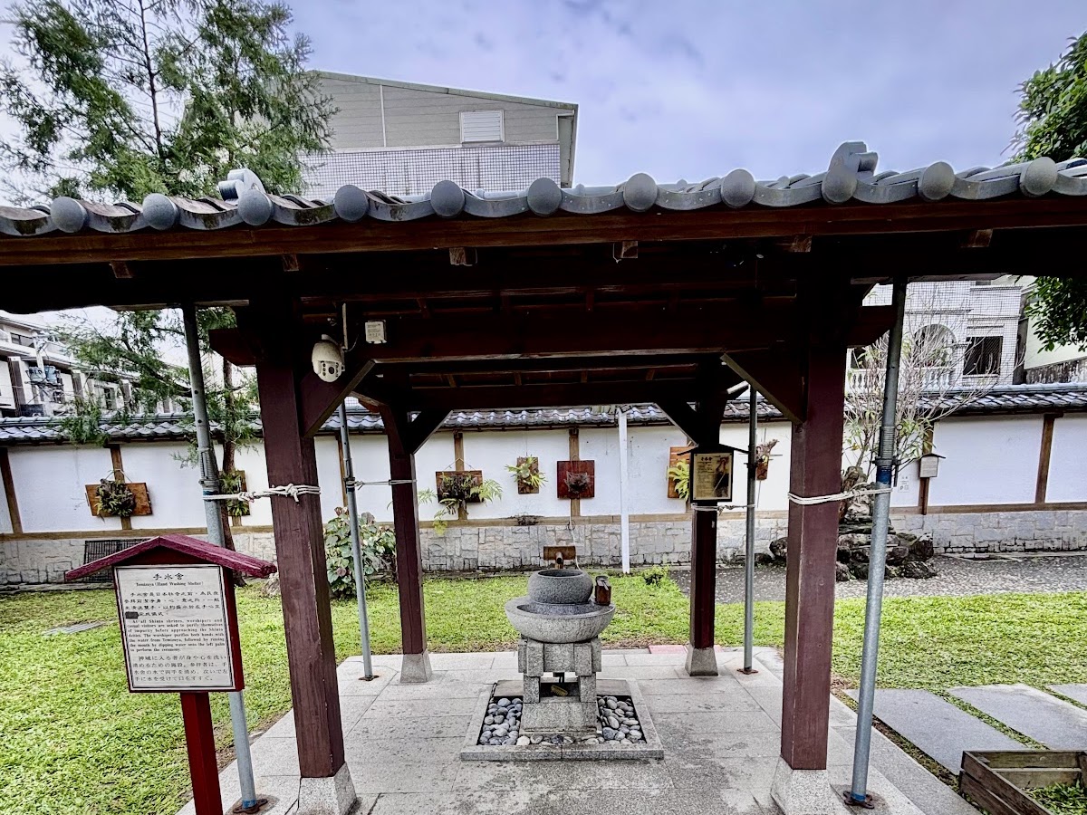 吉安慶修院園內廊道與石燈籠，靜謐氛圍