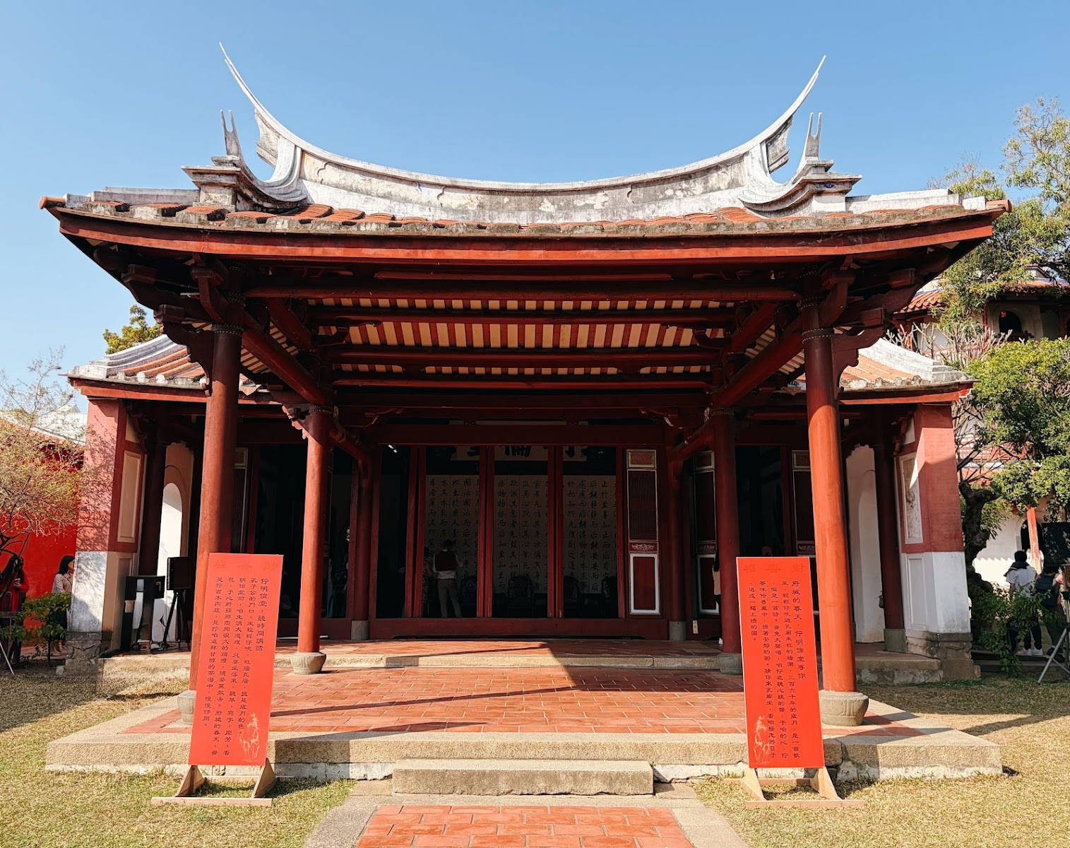 臺南孔廟大成殿正面，紅色木柱廊廈，傳統燕尾屋脊，台南古蹟景點