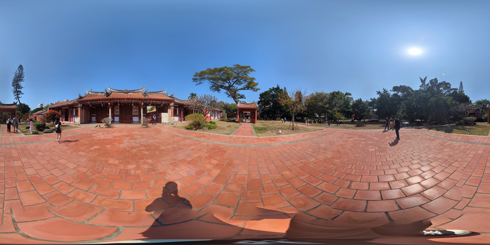 臺南孔廟全臺首學紅色大門牌樓，石板小徑延伸入內，台南景點旅遊