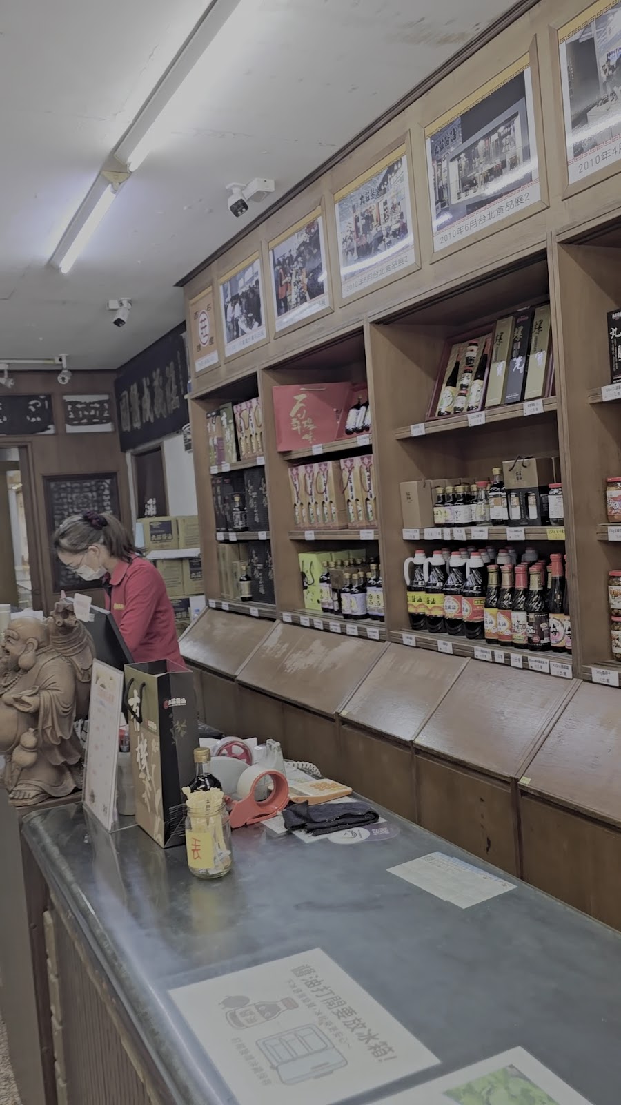 西螺老街傳統醬油店內部，木架陳列醬油產品