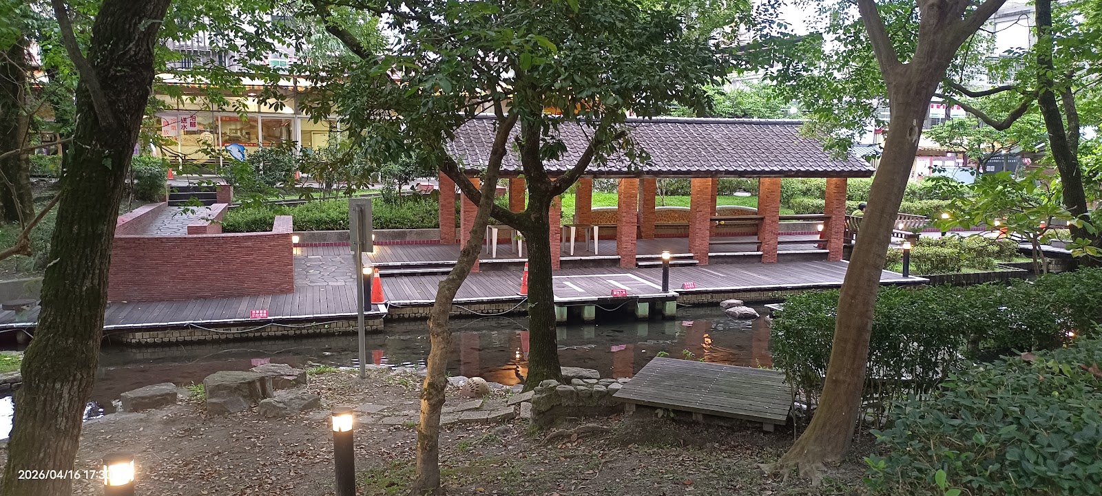 湯圍溝溫泉公園露天泡腳池遊客悠閒泡腳免費礁溪溫泉