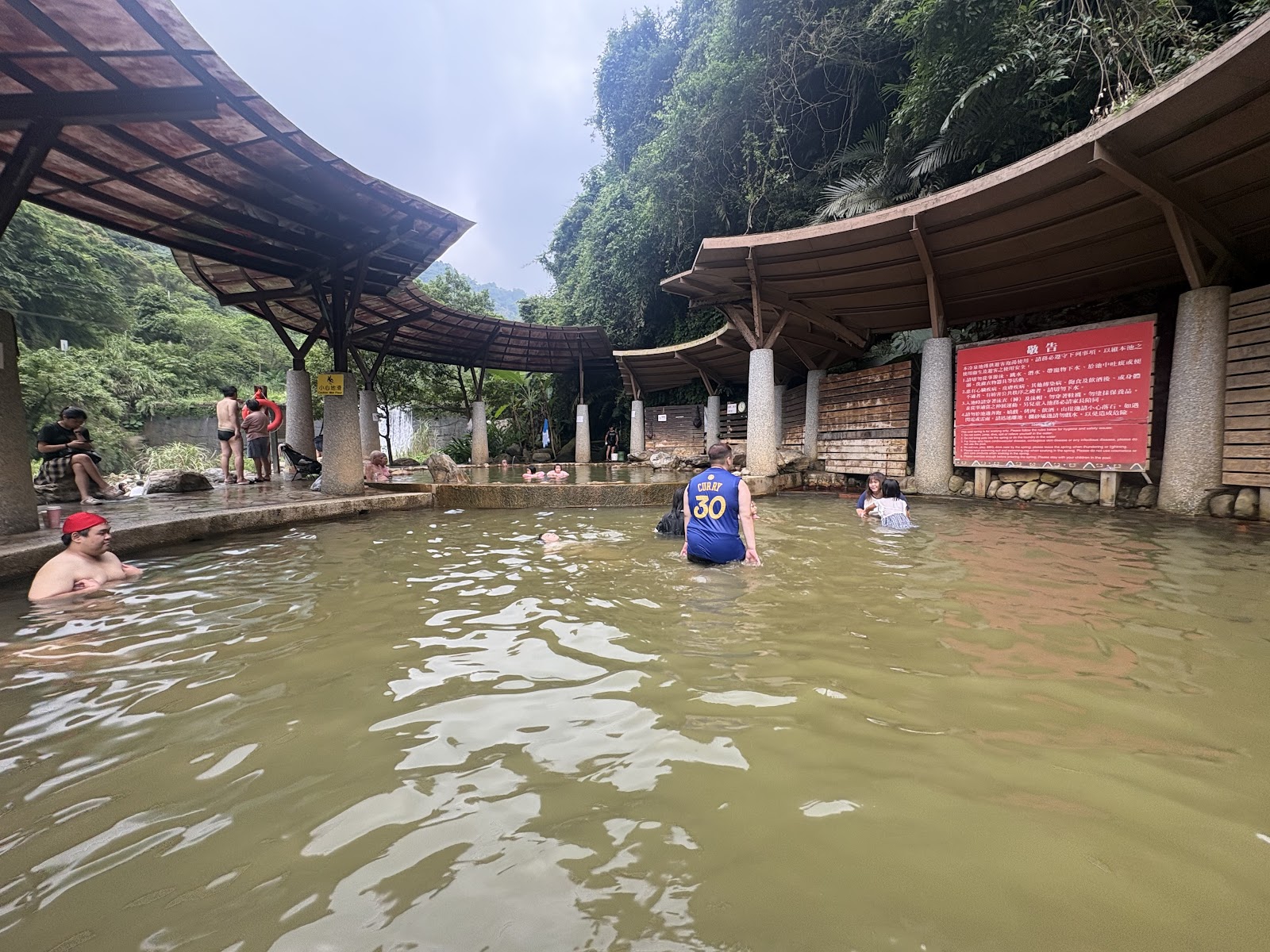 北埔冷泉溪水清澈與山林環抱