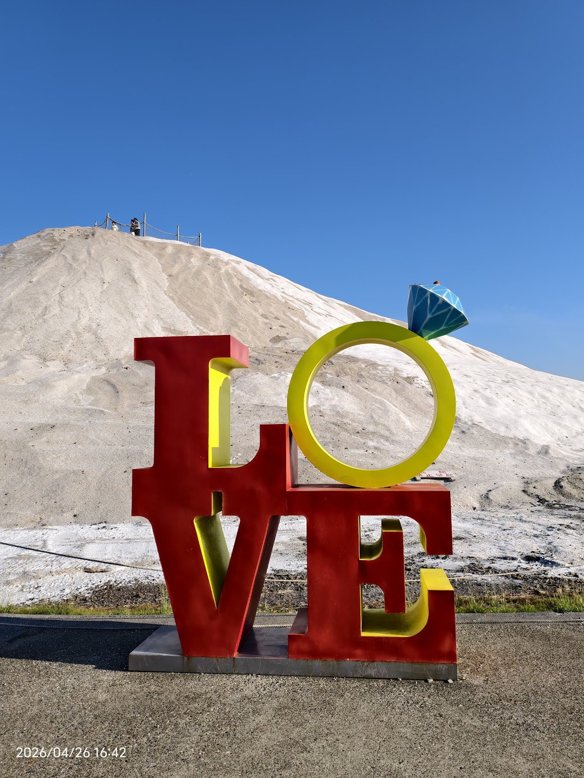 LOVE 裝置藝術矗立於七股鹽山前，七股私房景點必拍地標