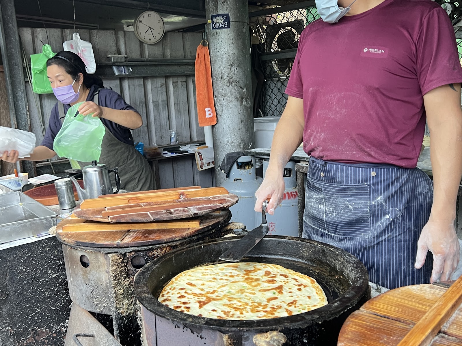 宜蘭無名蔥油餅早晨繁忙出餐師傅翻煎打包