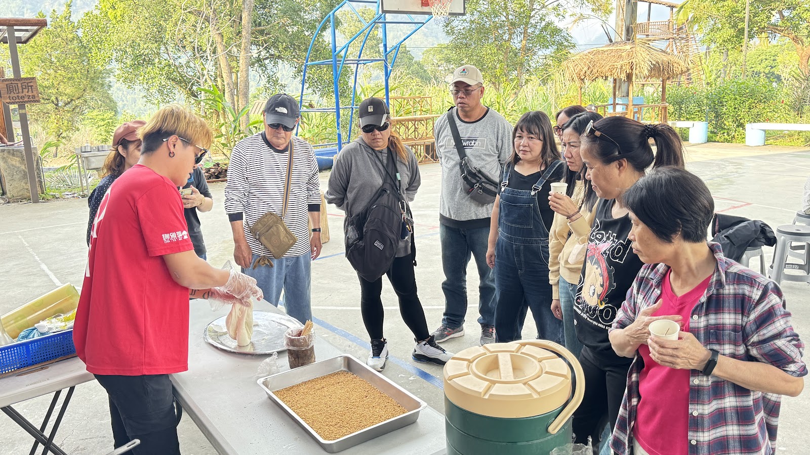 珈雅瑪部落族人示範傳統食材製作芝麻小米料理