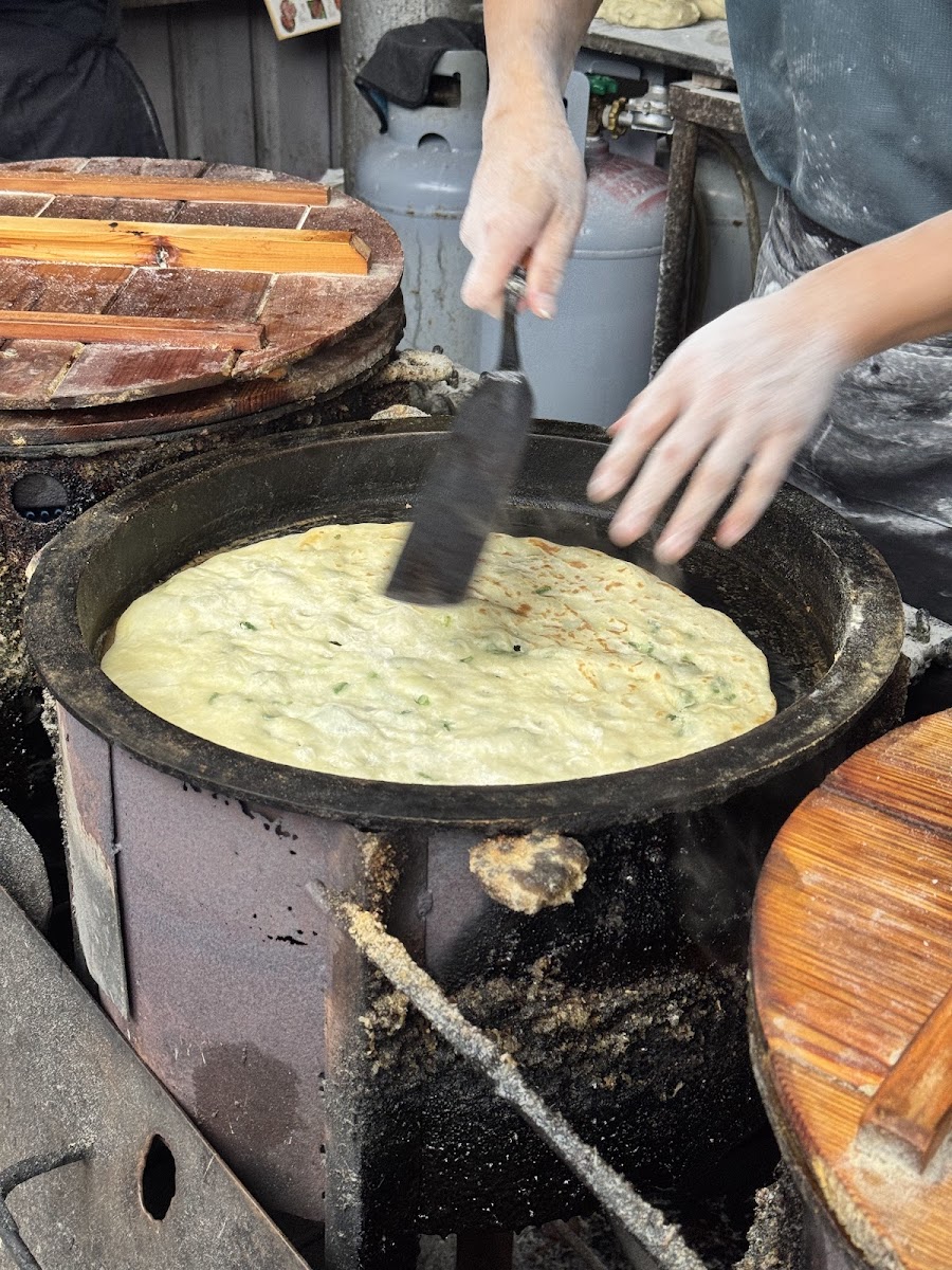 無名蔥油餅炭爐煎餅冒煙宜蘭