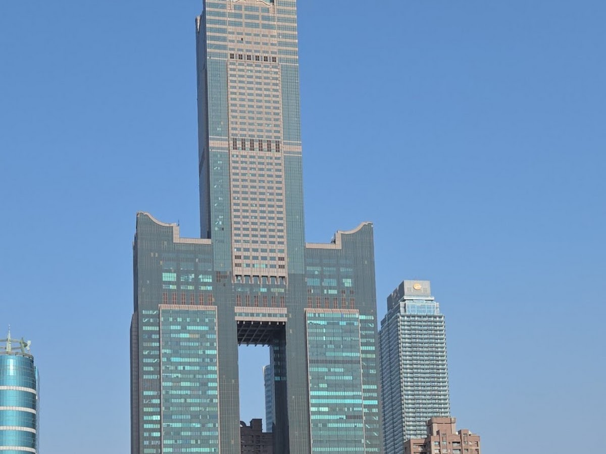 高雄85大樓仰拍，藍天下清晰可見雙棟建築架構