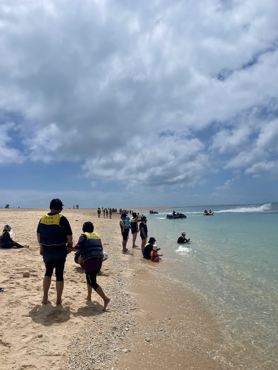 澎湖吉貝島遊客穿著救生衣玩水上活動