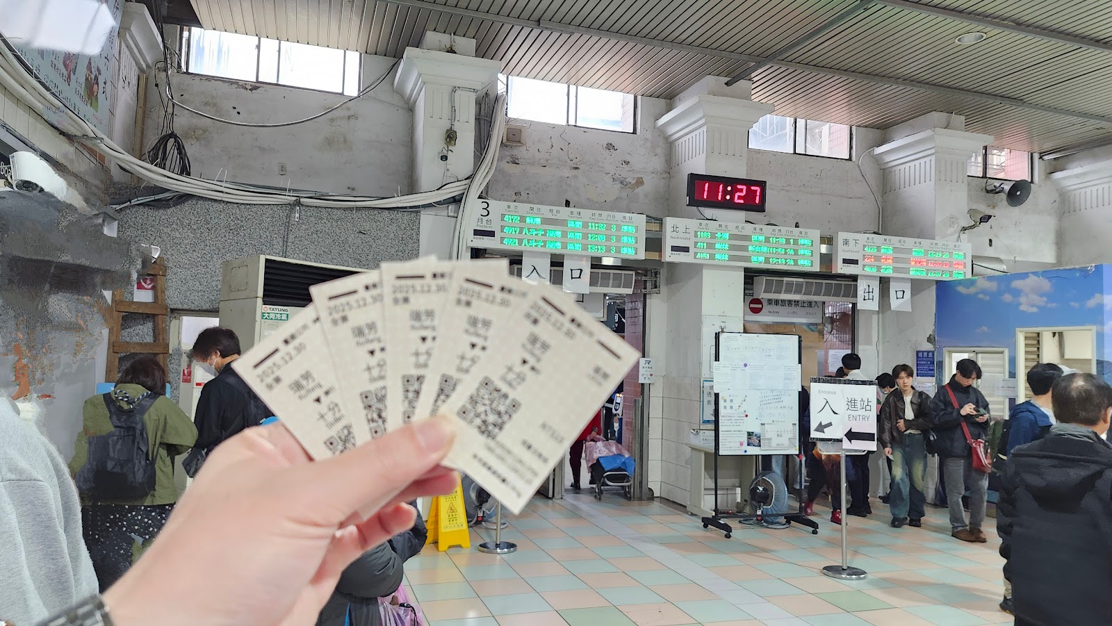 十分車站月台，平溪線列車停靠中