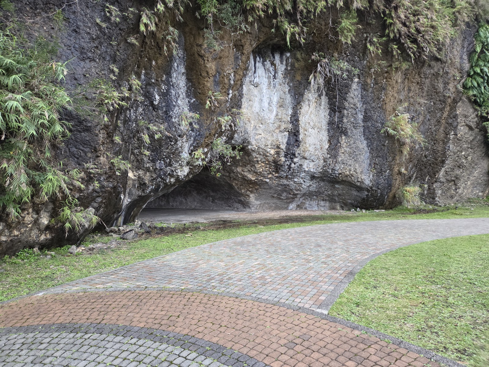 八仙洞遺址步道景觀,可俯瞰太平洋海岸