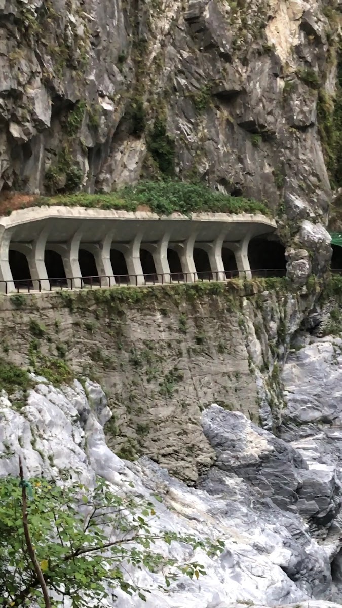 太魯閣峽谷步道天然拱廊，大理石峭壁形成壯觀走廊