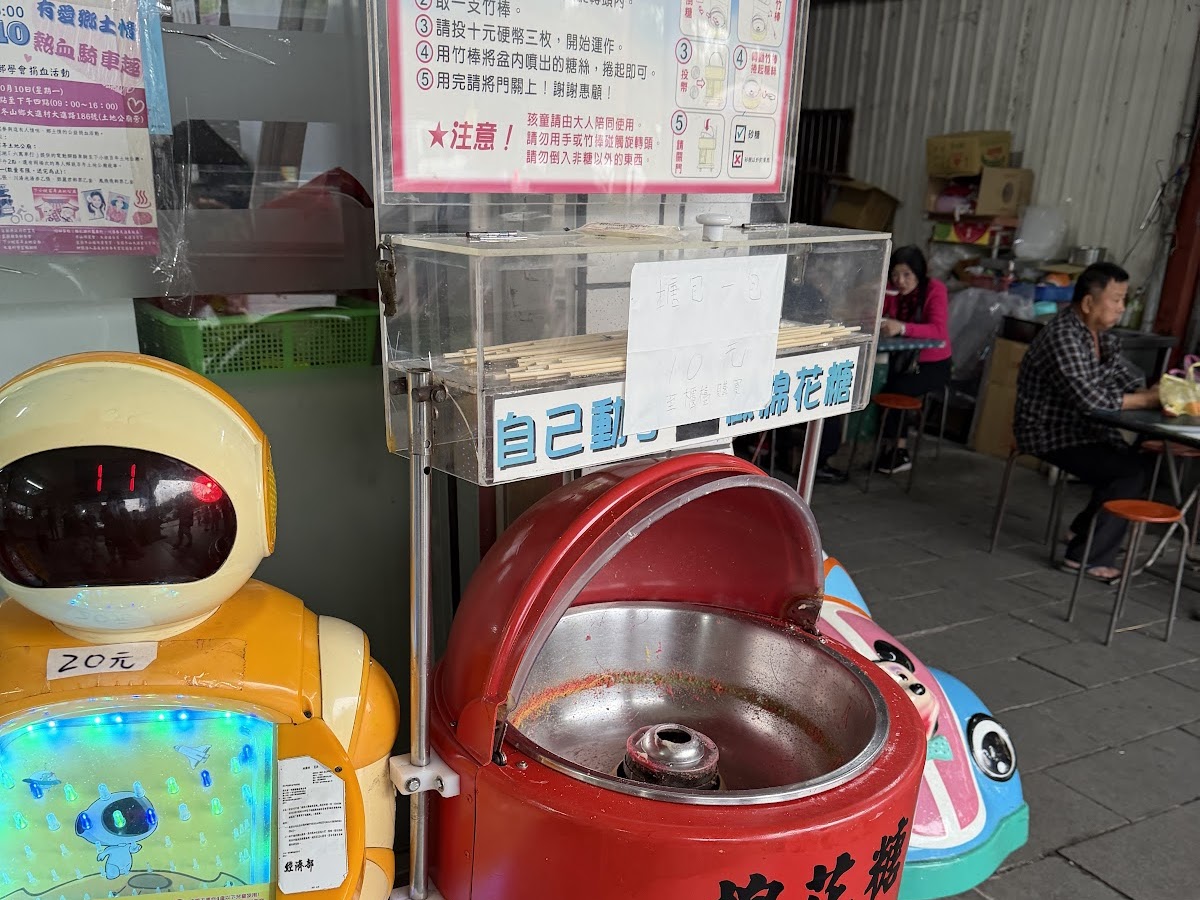 順進蜜餞行門口棉花糖機台