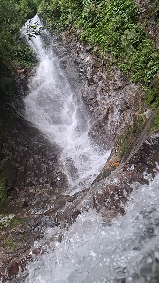 撒固兒瀑布岩石水流奔瀉白沫四濺