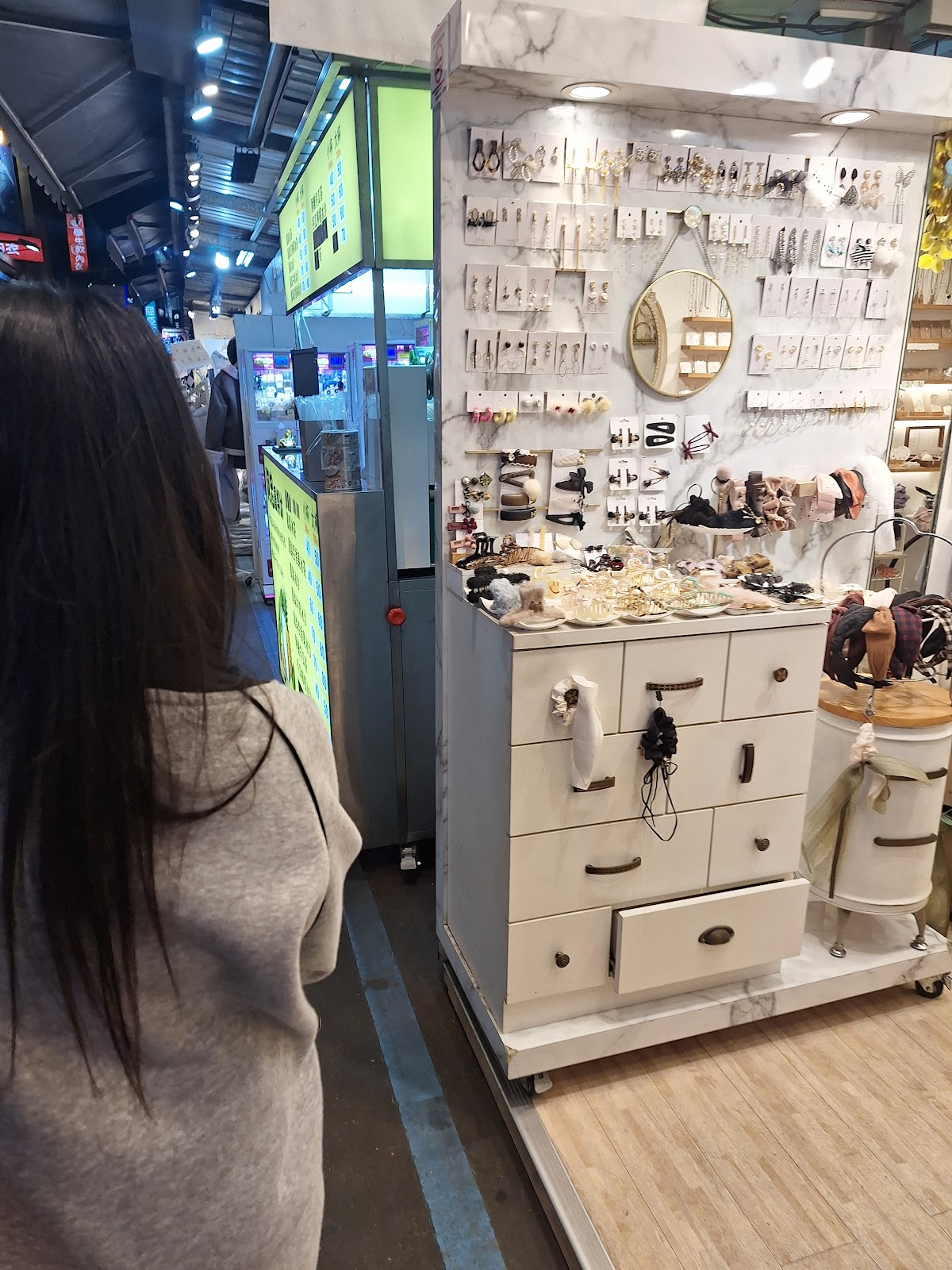 羅東夜市飾品攤女生挑選飾品