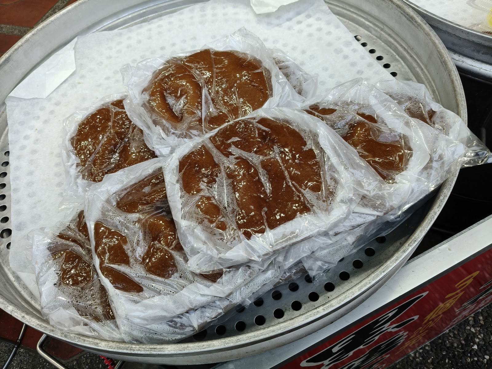 大溪名產豆干醬色分裝小袋，置於蒸盤上，大溪必買伴手禮