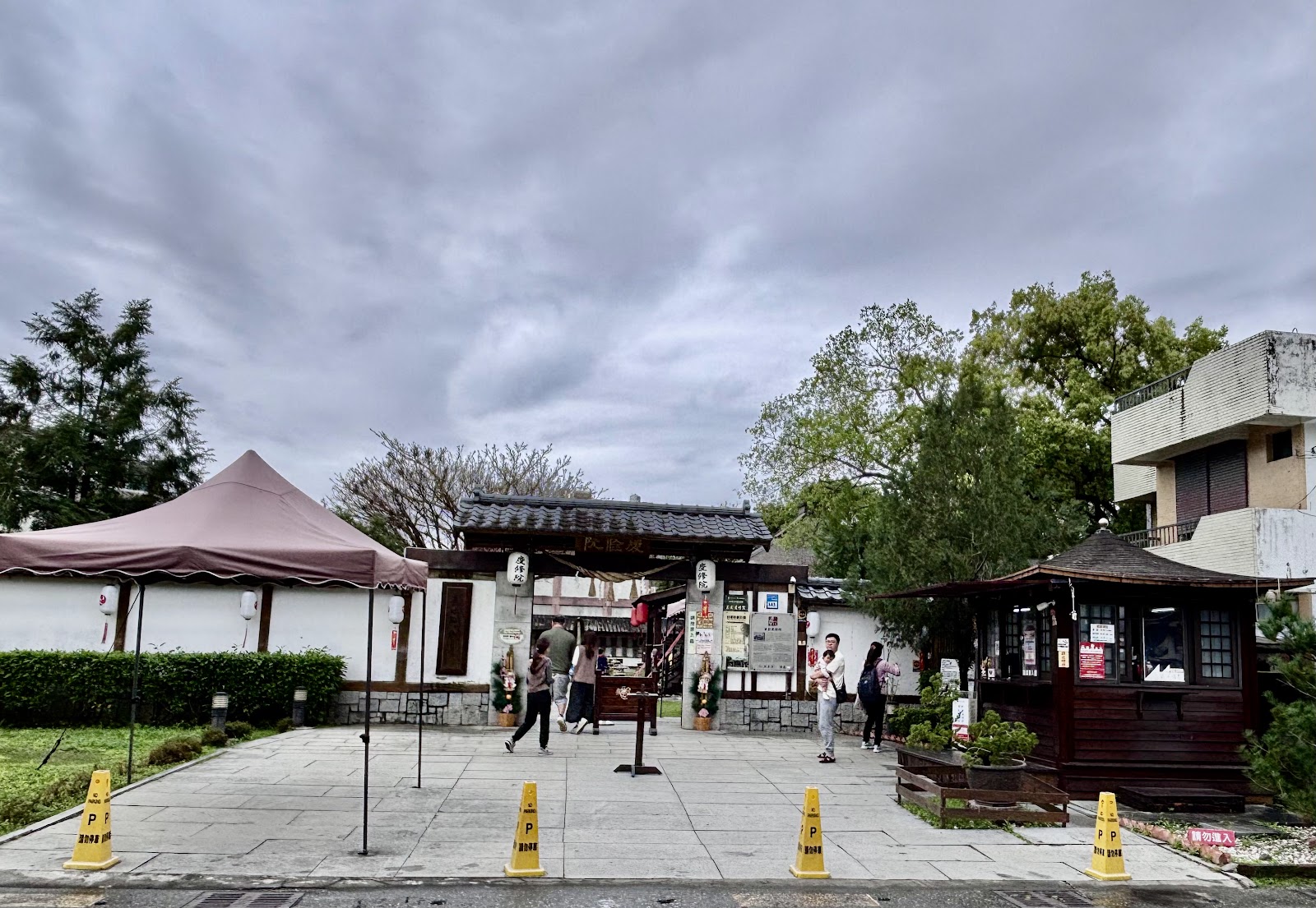 吉安慶修院外觀廣場全景，遊客往來，木造建築與庭園