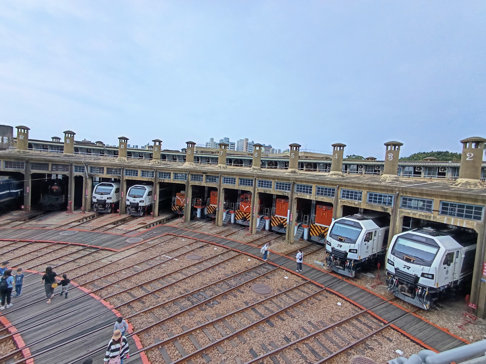 彰化扇形車庫廣角全景鳥瞰，完整呈現扇形結構，各式新舊機車停放各格