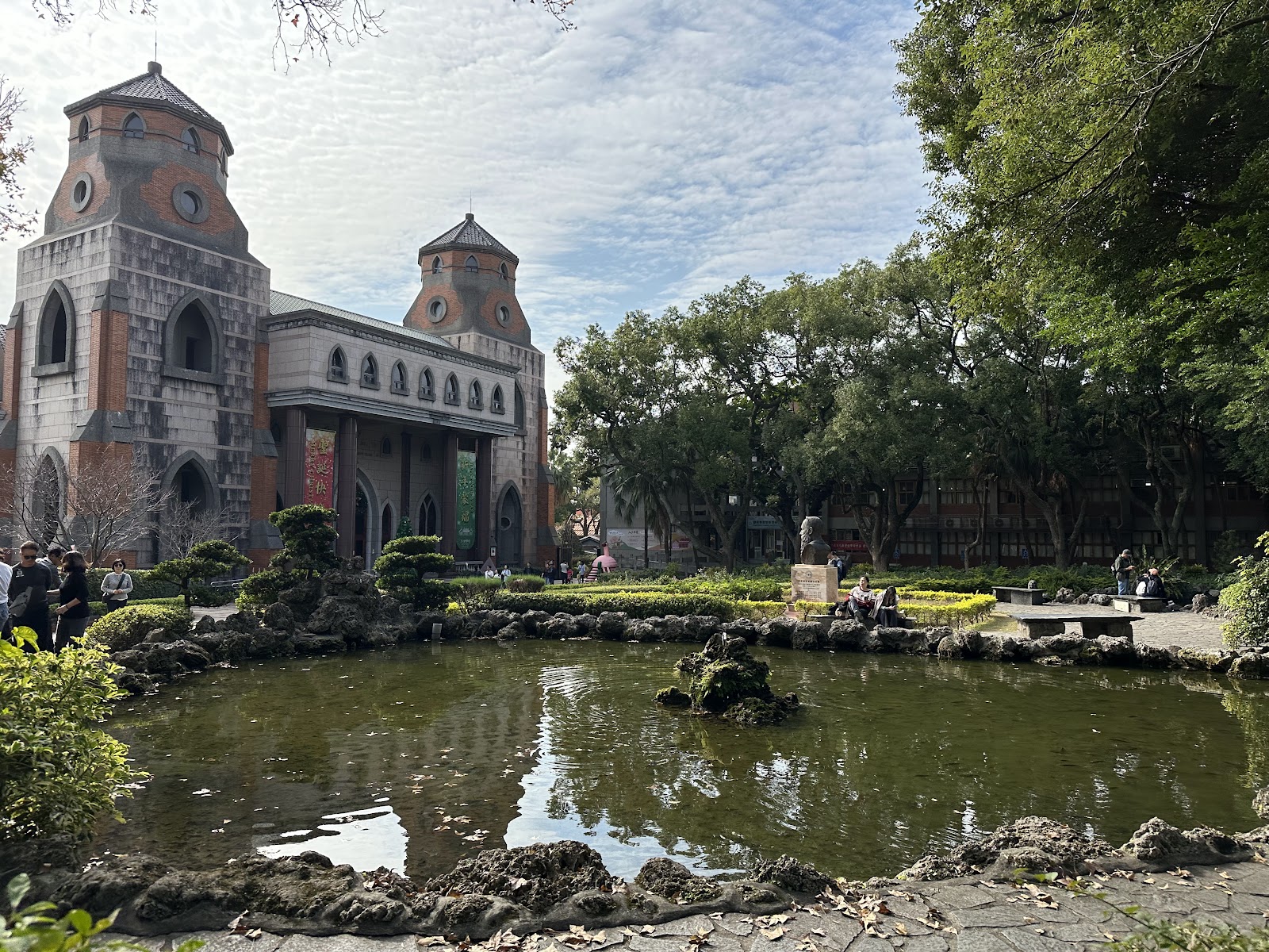 紅毛城英國領事館正面，前方荷花池，紅磚灰石哥德式建築