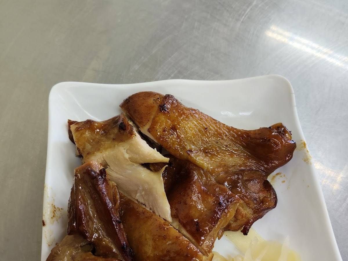 正宗周燒肉飯白盤兩塊燒肉特寫