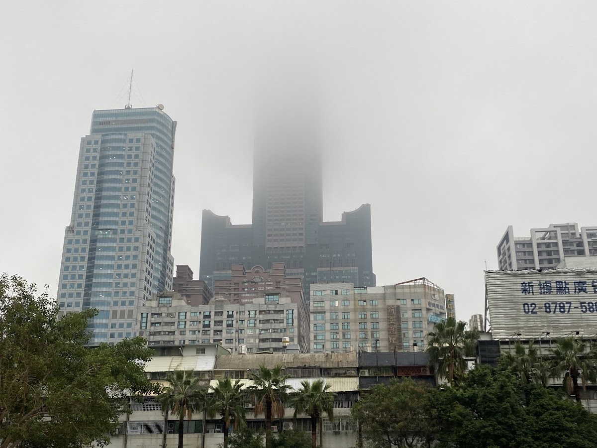 陰雨天雲霧中的高雄85大樓