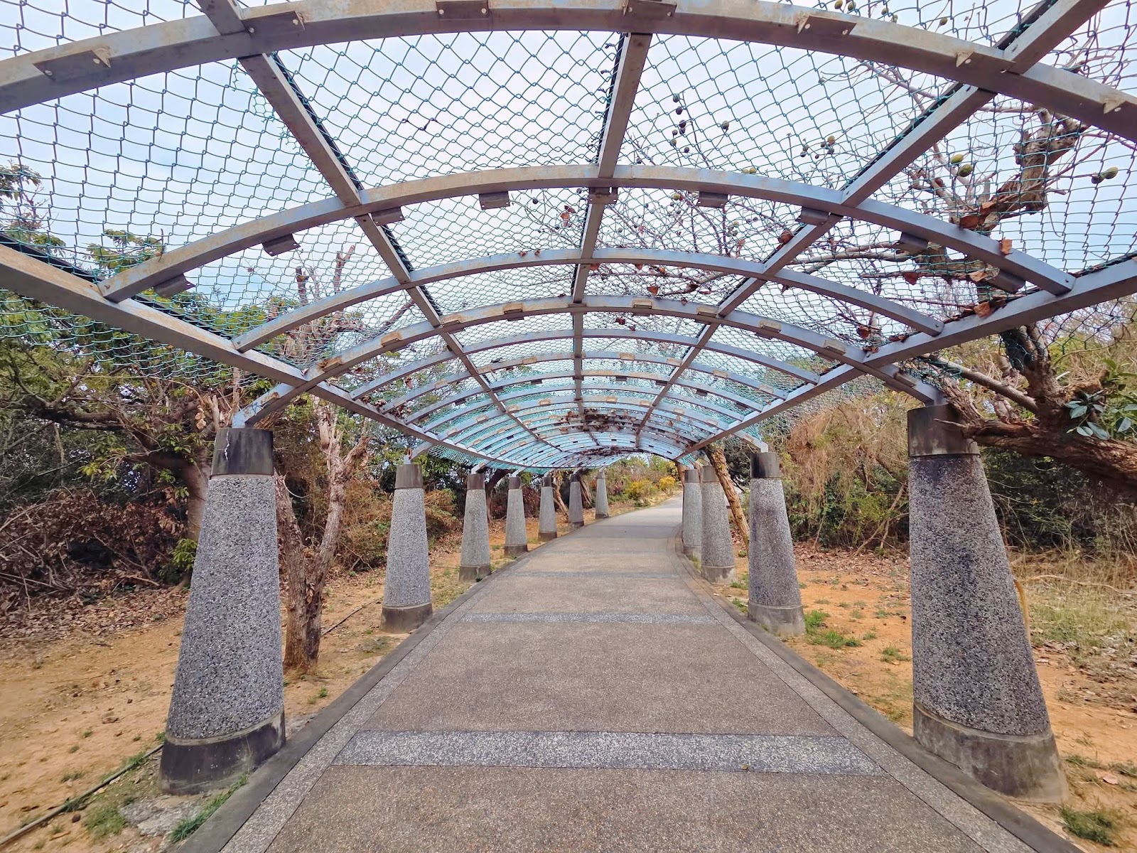 小琉球烏鬼洞景區入口拱形步道走廊